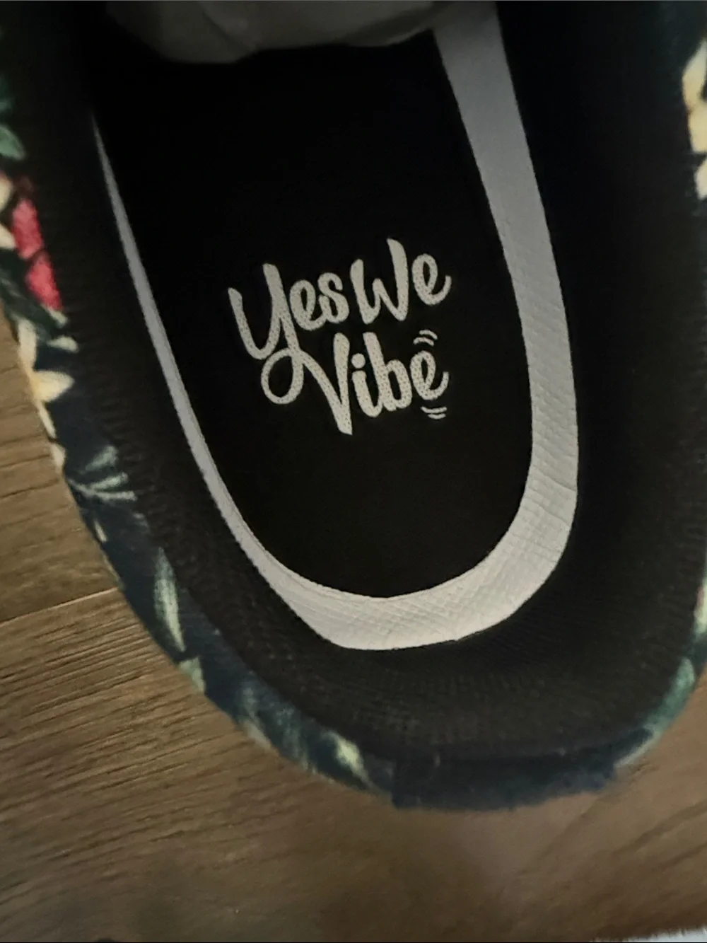 Men’s Yes We Vibe Slip On Sneakers Size 7